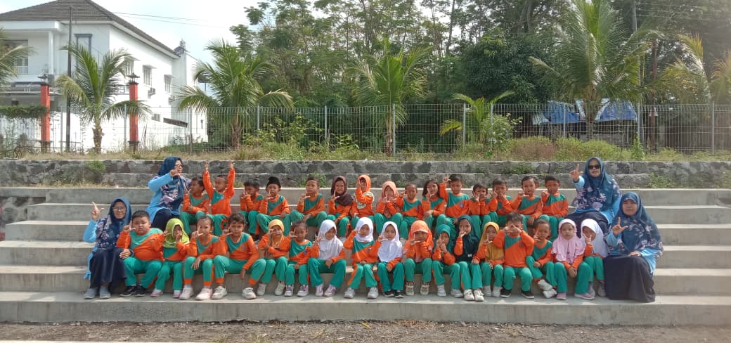 OUTING CLASS TK LESTARI DI PERPUSTAKAAN GENERASI SUKOHARJO CERDAS