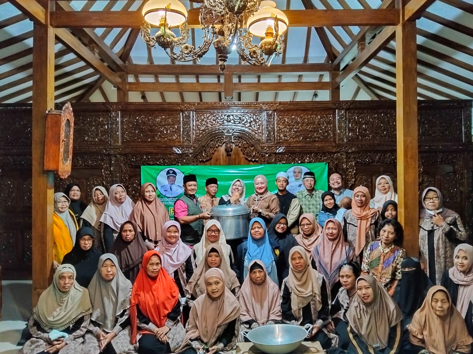 LURAH SUKOHARJO SERAHKAN BANTUAN KELOMPOK USAHA MASYARAKAT