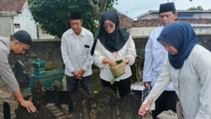 Tabur bunga dan Ziarah ke makam para pendahulu mengawali rangkaian kegiatan HUT 79 Kalurahan Sukoharjo